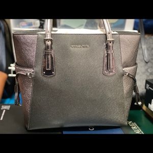 Michael Kors Voyage signature LG tote